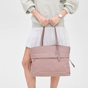 กระเป๋าโท้ทไนลอนกันน้ำขนาดใหญ่สำหรับผู้หญิง แบบกำหนดเองได้ สำหรับฤดูใบไม้ร่วง ฤดูร้อน เดินทาง ช้อปปิ้ง สะพายไหล่ มีช่องใส่แล็ปท็อปแบบมีซับใน ซิปปิด ใช้ได้ที่ชายหาด - Product Image 1