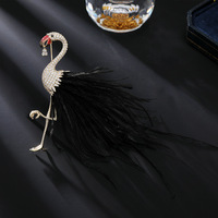 Broche élégante flamant rose en cuivre plaqué avec plumes roses, corsage haut de gamme exquis, épingle créative personnalisée pour costume et manteau