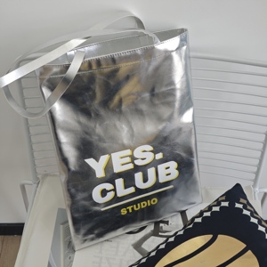 Bolsa de Mano Grande de Cuero PU Metálico Plateado con Estampado de Letras, Personalizada, de Alta Calidad, Reciclada, al por Mayor - Product Image 3