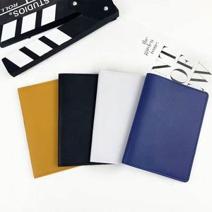 Tarjeteros de Cuero PU Suave con Estampado Dorado de Logotipo Personalizado para Tarjetas de Crédito, Viaje y Pasaporte - Product Image 2
