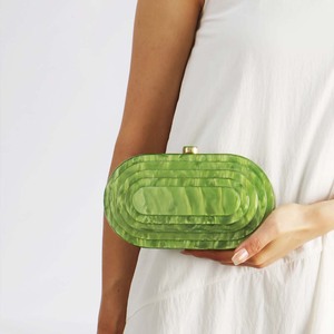 Borsa a tracolla a strati in acrilico a trapezio con catena singola e motivo serpente, alla moda per serate ed eventi, e da viaggio - Product Image 1