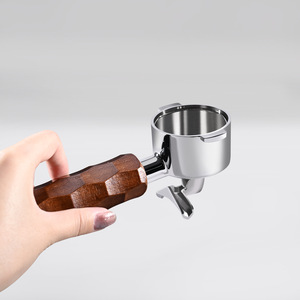 Porte-filtre De'Longhi 51 mm en acier inoxydable à double poignée avec poignée en bois pour machine à expresso usage domestique - Product Image 2