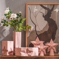 Vase à fleurs en céramique moderne avec bord ondulé et base géométrique en étoile, rose mat, décoration sculpturale pour salon et hôtel