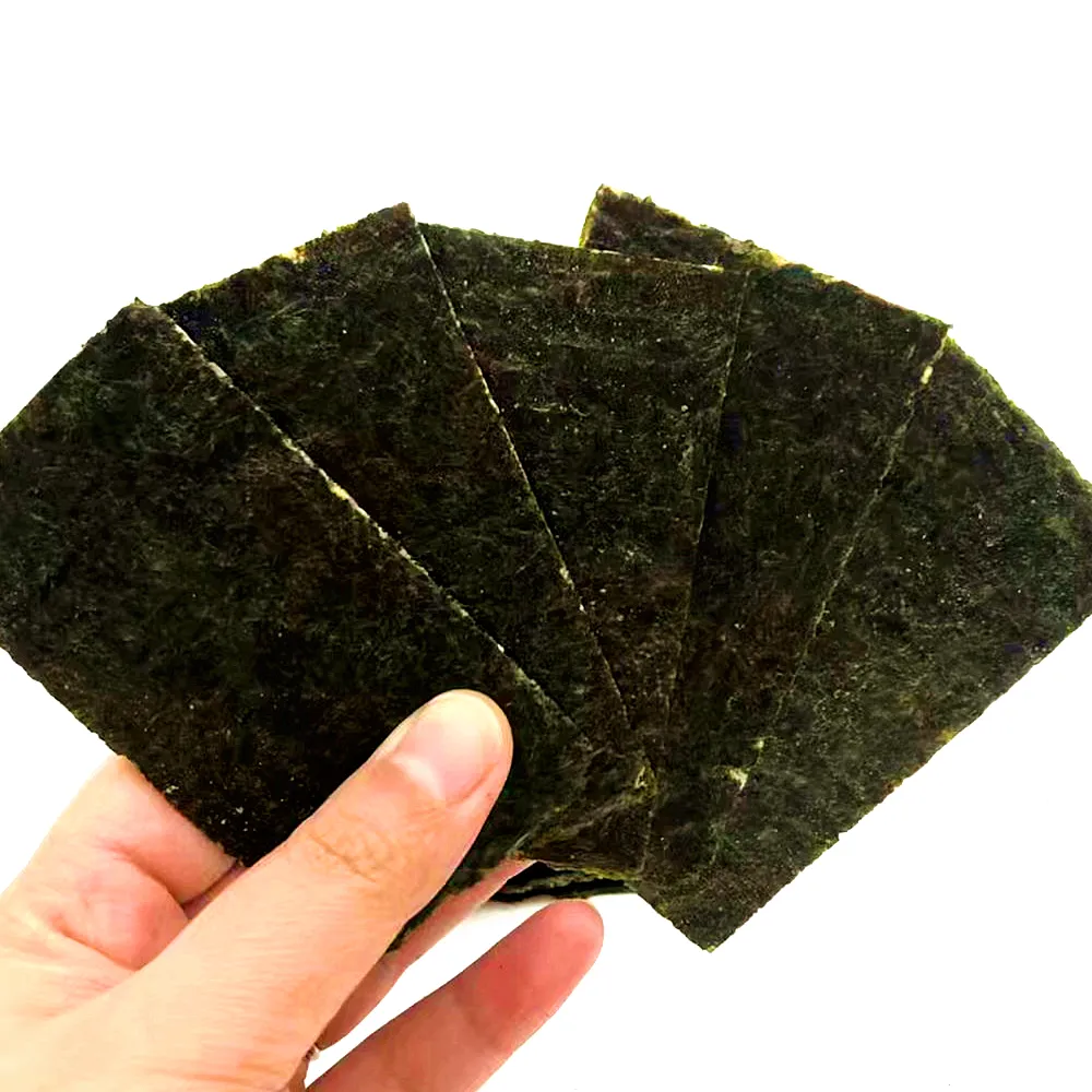 healthy crispy seaweed snack with sesame sandwiched