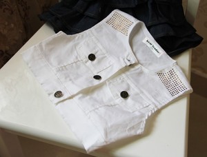 Vente en gros de 2 ensembles de vêtements pour enfants, ensembles décontractés en jean, robe sans manches avec ceinture fleurie et manteau pour filles, en provenance de Chine - Product Image 6