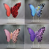 Mur floral papillon pour mariage, décoration artistique florale tendance pour restaurant, mur de fleurs pour mariage, présentation de fenêtre de banquet
