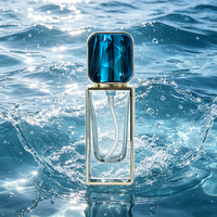Flacon carré Deep Blue Diamond Cap, parfum boisé chaud et épuré, formule personnalisable, design de logo pour boisé exclusif
