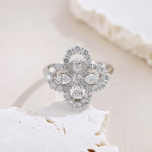 Anillo de Boda para Mujer Little Lucky, Diseño de Trébol de Cuatro Hojas, Lujoso, con Diamante Cultivado en Laboratorio con Corte de Pera, Oro Blanco de 18K PT950, Certificado IGI - Product Image 1