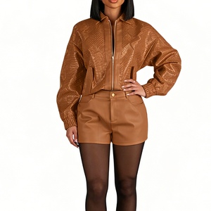 ชุดเซ็ต 2 ชิ้นหนังเทียม PU สำหรับผู้หญิง - เนื้อผ้าทอลายและกางเกงขาสั้นเอวสูง ชุดเสื้อผ้าแฟชั่นสำหรับผู้หญิง - Product Image 1