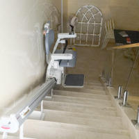 Fauteuil monte-escalier pliable : aide pratique pour les personnes âgées à monter les escaliers à la maison