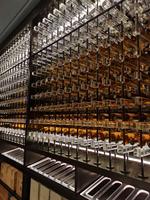 Cave à vin en acrylique de luxe sur mesure, système de rangement à vin moderne avec éclairage LED pour villa, hôtel, bar, projet OEM/ODM direct usine