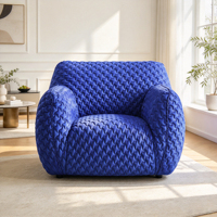 Fauteuil d'appoint moderne en tissu matelassé bleu avec accoudoirs arrondis en peluche