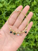 Bracelet en chaîne dorée avec perles de cristal colorées, breloques pendantes en zircon et gemmes de formes variées (cœur, carré, ovale, goutte d'eau, marquise)