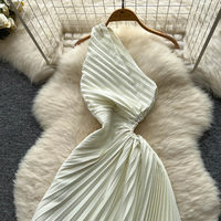 Robe longue plissée élégante asymétrique à une épaule pour femme, sans manches, avec découpes à la taille, fluide, pour soirée ou tenue décontractée