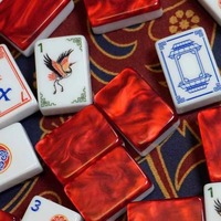 Set Ubin Mahjong Akrilik Botani Mewah Merah Modern Minimalis Lipat Gaya Amerika Ramah Lingkungan untuk Hiburan Dalam/Luar Ruangan