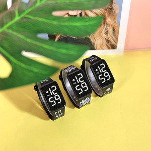 <span class=keywords><strong>Reloj</strong></span> Electrónico Digital LED con Correa de Impresión a Color, Moderno y Novedoso, para Hombres, Mujeres y Estudiantes, Pantalla Táctil, Caja de Plástico, Diseño de Moda - Product Image 3