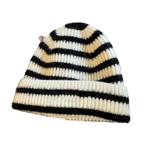 Cappello lavorato a maglia caldo versatile a righe bianche e nere autunno e inverno
