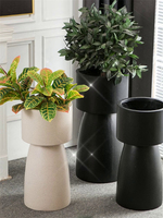 Pot Tanaman Fiberglass Besar Abu-Abu Tua Matte Berbingkai Tebal dengan Lubang Drainase untuk Tanaman Indoor Outdoor
