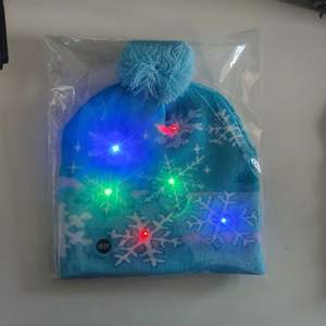 Berretto Lavorato a Maglia con LED Natalizio a Batteria, Cappello con Pon Pon, Scena con Pupazzo di Neve, Babbo Natale, Renna e Albero per Passeggiate Notturne e Divertimento all'Aperto - Product Image 5