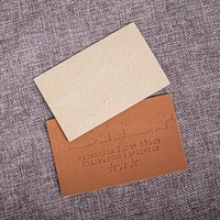 Étiquettes de vêtements personnalisées en cuir PU, fabriquées en usine, avec logo en relief, découpées au laser, lavables, pour vêtements et sacs