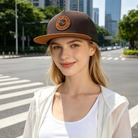 Casquette Snapback Structurée à 7 Panneaux avec Logo Personnalisé et Écusson Tissé, Visière Plate en Daim, Chapeau Trucker en Maille – Vente en Gros