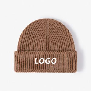 Chapeau d'hiver en acrylique uni pour femmes et hommes, patch brodé personnalisé, bonnet - Product Image 1