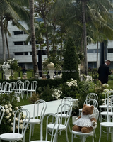 Chaise empilable en bois courbé blanc gracieux pour les mariages en plein air pour les hôtels
