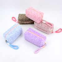 Trousse de Maquillage Léopard en Peluche Douce et Moelleuse, Pochette de Voyage Portable à Fermeture Éclair pour Cosmétiques et Articles de Toilette avec Dragonne