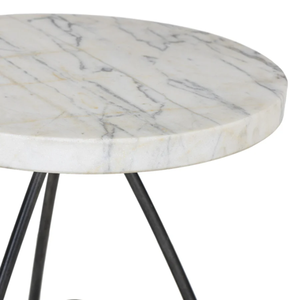 Mesa auxiliar Clove hecha de aluminio fundido con acabado martillado en color bronce, una base única con forma de tres patas en espiral unidas. - Product Image 5