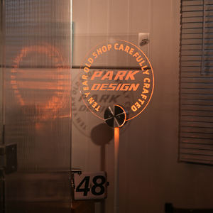 Store Creative Display Logo Carga USB Glow Floor Sign Personalización de contenido - Product Image 4