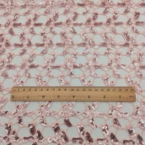 Encaje de lentejuelas de guipur rosa con diseño de bordado de hojas Encaje químico con lentejuelas - Product Image 5