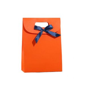 Sac en papier kraft noir de luxe à poignée découpée pour emballage de parfum, cosmétiques, beauté, cadeaux, bonbons – Grande vente, pas cher, avec poignée plate - Product Image 5