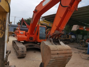 Excavatrice sur chenilles Doosan DH300-7 d'occasion, modèle 2022, 30 tonnes, excellent état, pompe hydraulique et engrenages testés et inspectés - Product Image 4