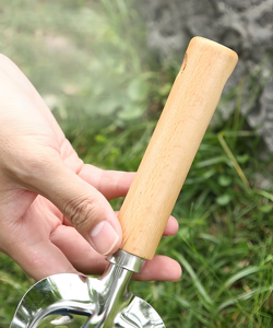 Ensemble de 5 outils de jardinage manuels robustes en acier inoxydable avec manche en bois, comprenant une truelle, un râteau et un désherbeur, pour la récolte à la maison et au jardin - Product Image 4