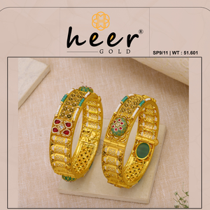 Bracelets en or traditionnels avec un design en filigrane complexe et des accents de pierres précieuses colorées pour les occasions festives et les tenues de mariée. - Product Image 2