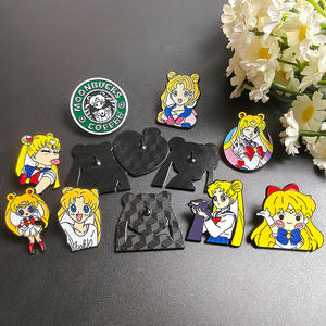 Pin de Metal con Diseño de Personaje de Anime Sailor Moon, Broche de Aleación con Forma de Corazón, Accesorio con Técnica de Grabado Digital - Product Image 2