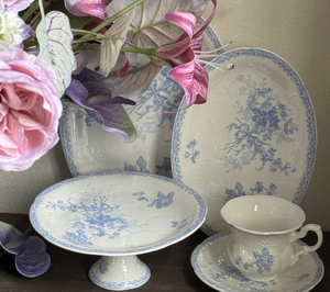 Juego de Vajilla de Cerámica con Relieve Floral Azul Vintage – Elegantes Platos de Porcelana, Soporte para Pasteles, Vajilla para Regalo de Boda - Product Image 3