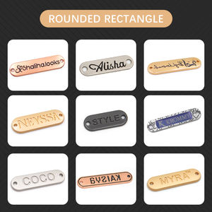 Fábrica Aleación de zinc Oro brillante Logotipo grabado Nombre personalizado Tamaño Metal Ropa Hijab Marca Etiqueta Camiseta - Product Image 4