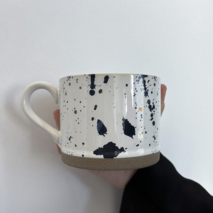 Taza de Café de <span class=keywords><strong>Cerámica</strong></span> Japonesa BloomSip con Diseño de Puntos de Tinta, Base de <span class=keywords><strong>Gres</strong></span> Crudo, Grado Alimenticio, 420ml, Venta al por Mayor, Logotipo Personalizado, Estilo OEM ODM - Product Image 4