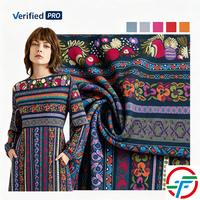 Abaya longue d'été durable en tissu 100% rayonne satinée viscose, léger et soyeux, à motif ethnique rayé style bohème, blanchi