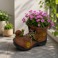 Pot de fleurs en résine au design original en forme de chaussure avec des escargots