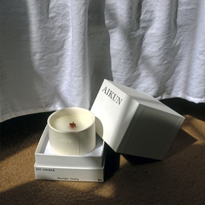 Vela Aromática AIKUN OEM Personalizada en Frasco de Cerámica Mate, Vela Perfumada de Cera de Soya Ecológica con Mecha de Madera para Decoración del Hogar - Product Image 1