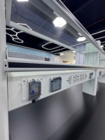 Banc de travail de laboratoire commercial en acier métallique moderne avec certification CE et traitement de surface époxy