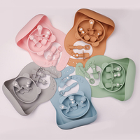 Vente en gros ensemble de vaisselle en silicone sans BPA personnalisé cuillère d'entraînement bol à bavoirs étanche pour bébés enfants sublimation imprimée