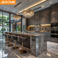Cuisine moderne de luxe multifonctionnelle sur mesure en mélamine laquée, design d'îlot moderne avec comptoir en marbre pour villa