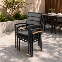 Ensemble de salle à manger de style bistrot commercial, tables et chaises en teck, chaises empilables en aluminium et plastique résistantes aux intempéries pour usage en restaurant