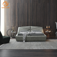 Lit plateforme géométrique moderne, lit avec tête de lit inclinée rembourrée en tissu texturé pour chambre à coucher et maison contemporaine