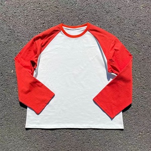 T-shirt Vintage Personalizzata Bicolore con Maniche Raglan Stile Baseball, Top Sportivo Retrò Anni '90 Casual Old Money - Product Image 2