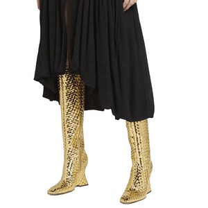 Botas Altas de Mujer con Tacones de Cuña Dorados Trenzados, Botines Largos de Moda con Punta Fina y Tacón Ancho - Product Image 1