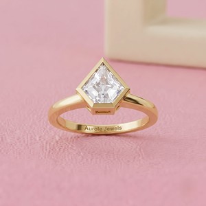 Anillo Solitario Moderno con Diamante de Corte Geométrico en Forma de Cometa y Bisel de Oro Sólido, con Banda de Diseño Minimalista - Product Image 1